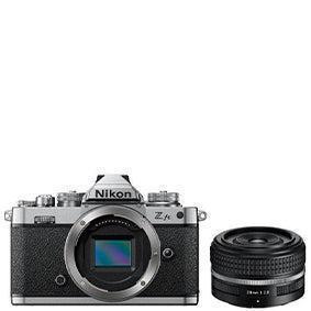 Nikon Z fc + obiettivo Z 28mm f/2.8 SE + SD 64GB 667 Pro - Cine Sud è sul mercato da 47 anni! NMZ074