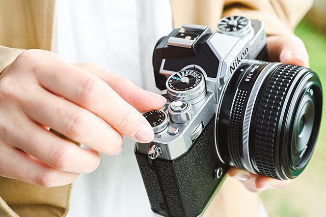 Nikon Z fc Silver + Z DX 18-140mm VR + SD 64GB - Gar. Nital 4 anni- Cine Sud è da 47 anni sul mercato! NMZ079